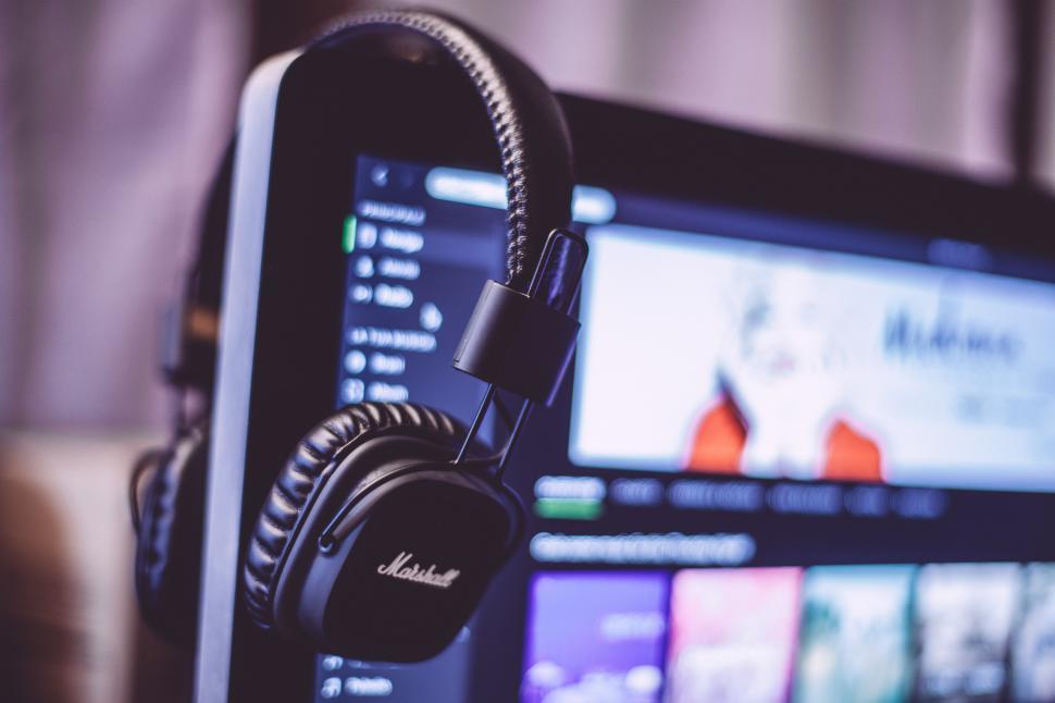Free Image of Smartphone With Headphones Attachment 