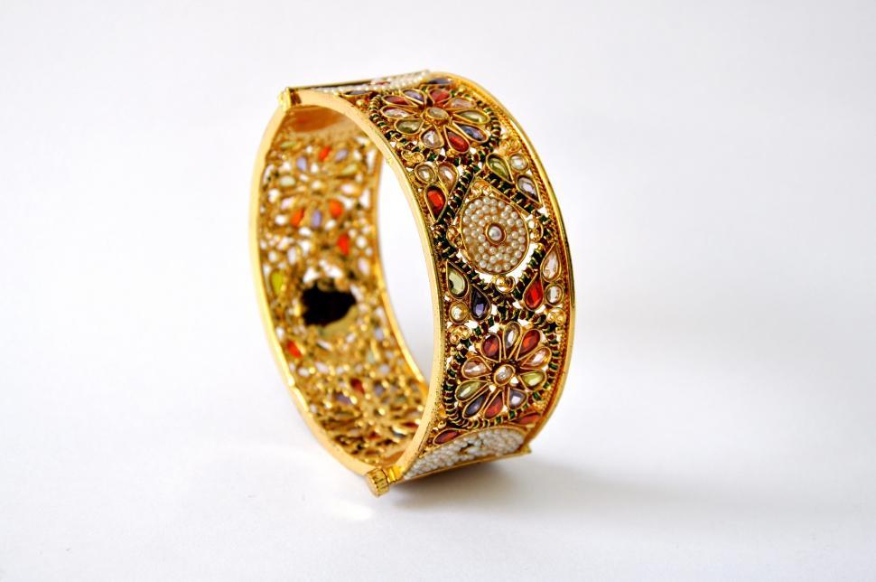 Free Image of Gold Bangle upright 