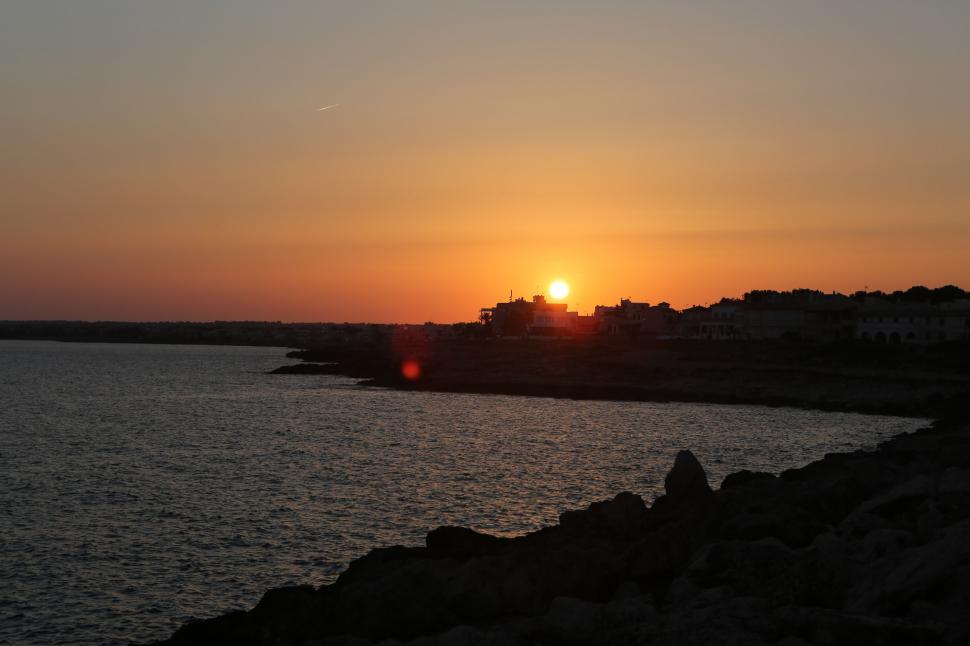 Free Image of Sun Setting Over Body of Water 