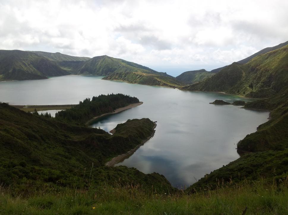 Free Image of Green mountains, lake and trees  