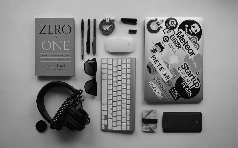 Free Image of Desk Setup With Keyboard, Mouse, and Headphones 