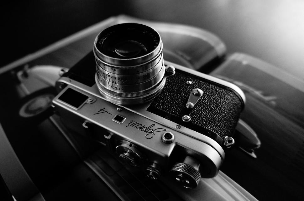 Free Image of Vintage Camera in Black and White 