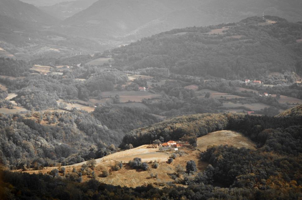 Free Image of Majestic Valley With Trees and Mountains 