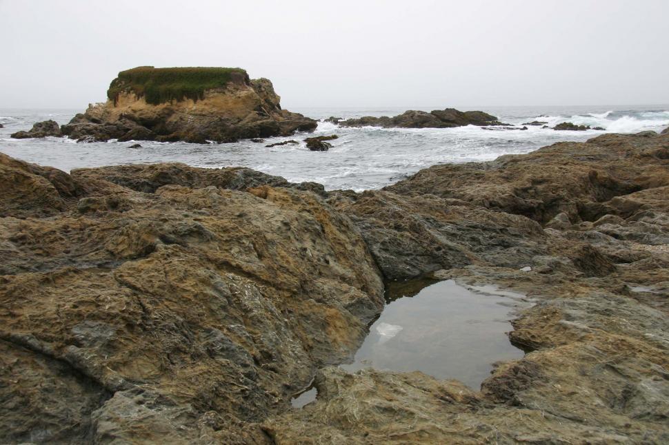 Free Image of Rocky Northern California beach 
