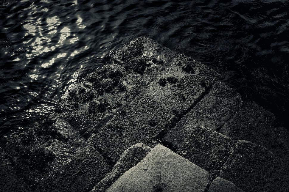 Free Image of Water and Sidewalk in Black and White 