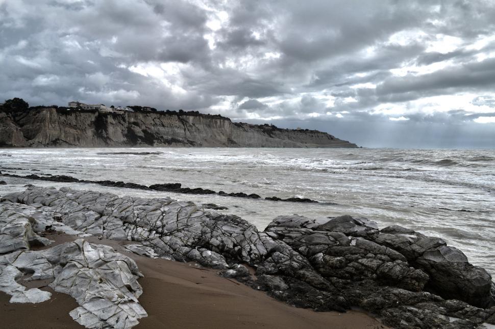 Free Image of Rocky Beach Landscape in Black and White 