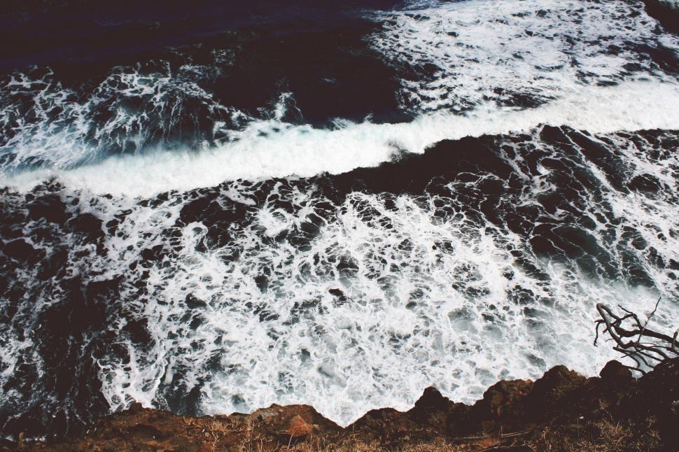 Free Image of Ocean Waves Crashing on Shore 