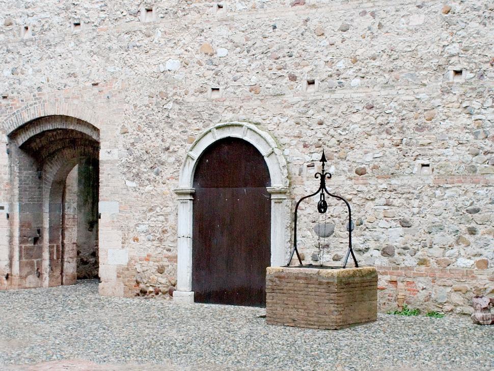 Free Image of Doors & well 