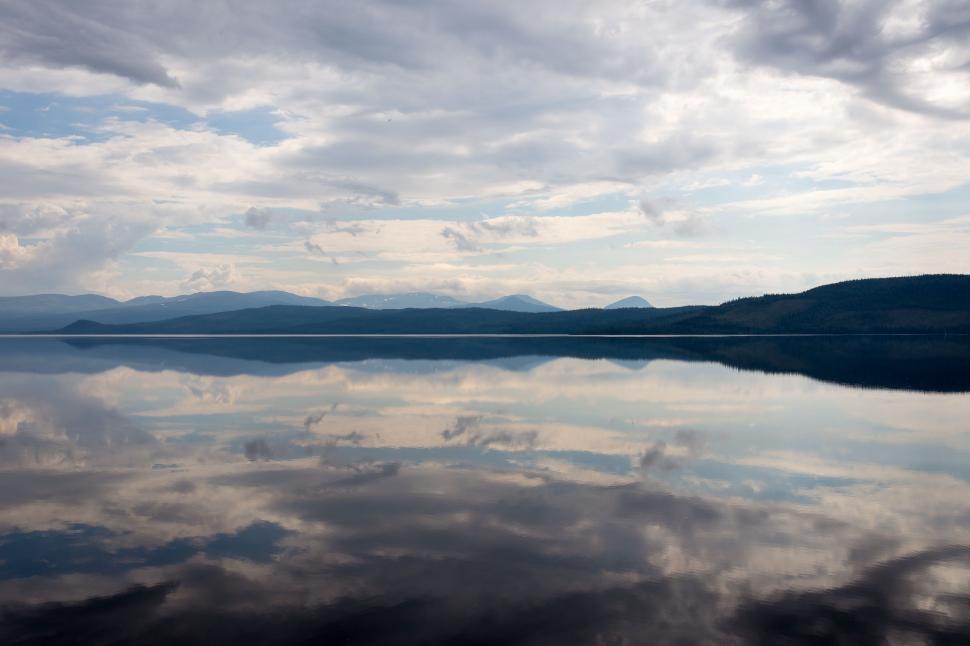 Free Image of Majestic Mountain Lake Surrounded by Peaks 
