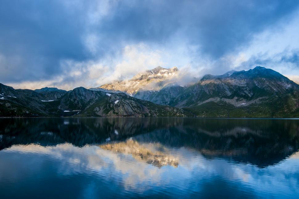 Free Image of Majestic Lake Surrounded by Towering Mountains 
