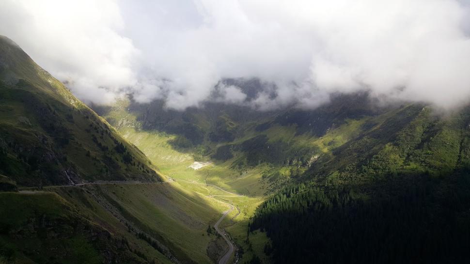 Free Image of Majestic Valley With Backdrop of Mountains 