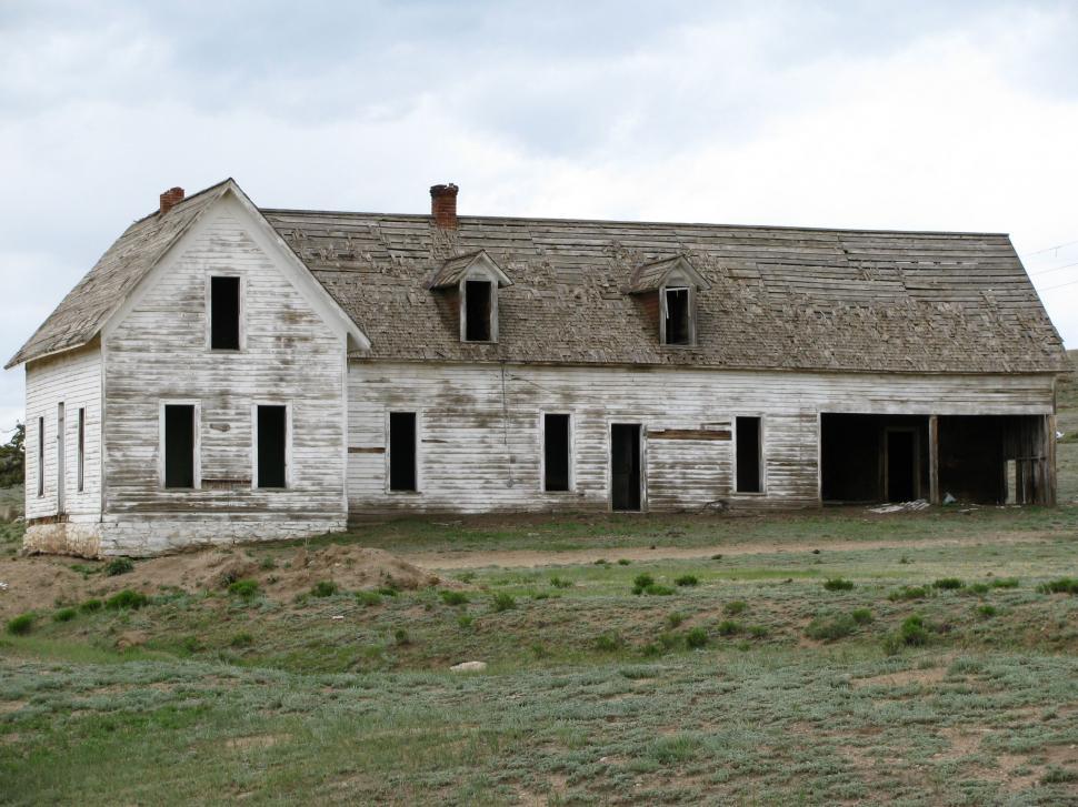 Free Image of Old White House on Lush Green Field 