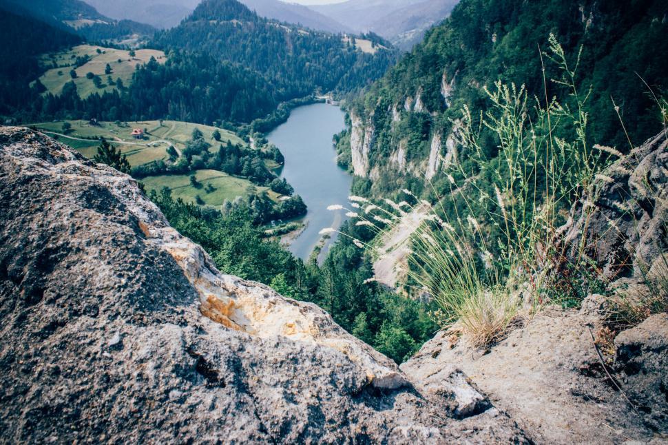 Free Image of Majestic Lake Surrounded by Mountains 