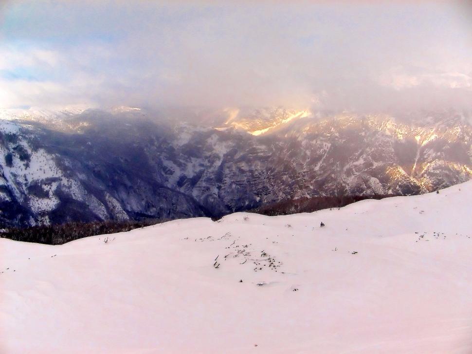 Free Image of Sun and snow 