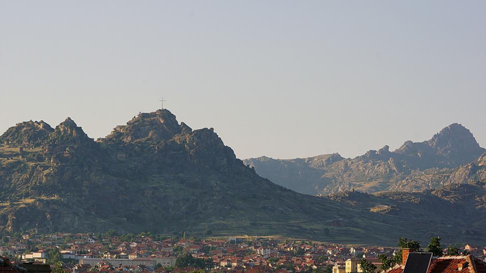 Free Image of Urban Cityscape With Majestic Mountain Range 