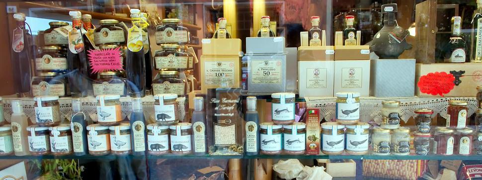 Free Image of Italian shop 