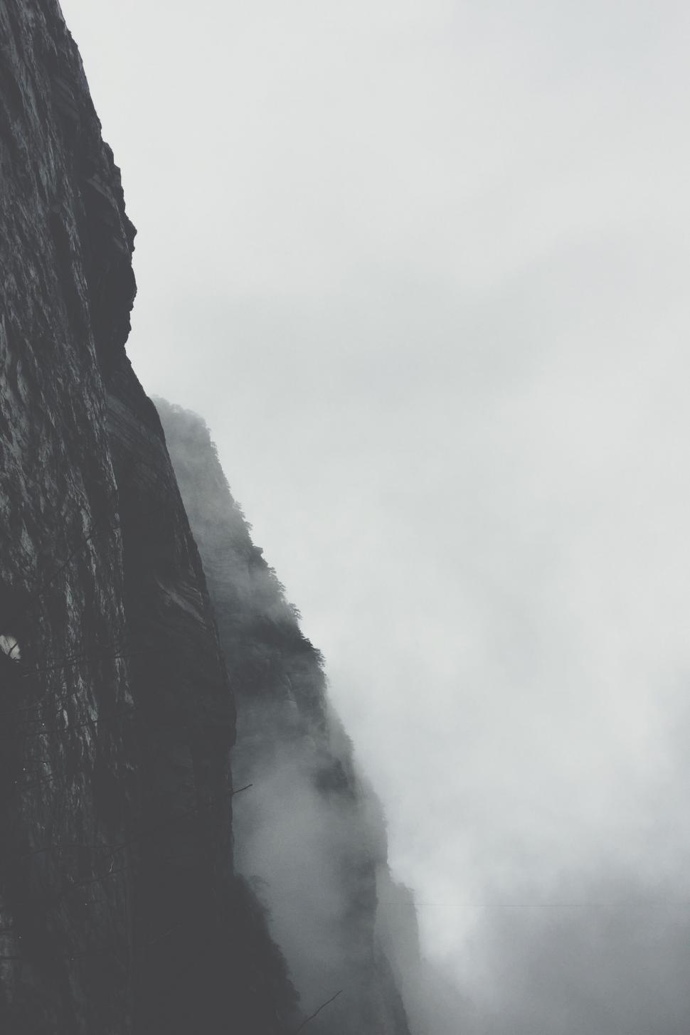 Free Image of Cliff Edge in Black and White 