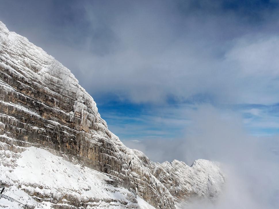 Free Image of Snowy rock 