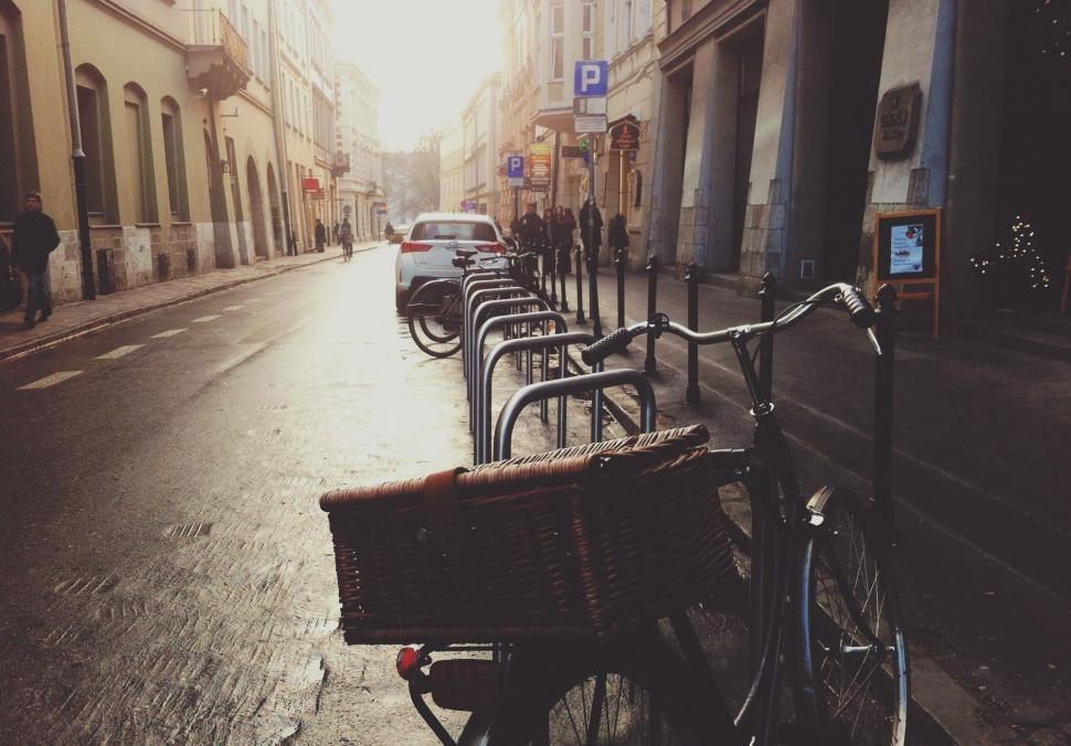 Free Image of Bike Parked Next to Line of Cars on Street 
