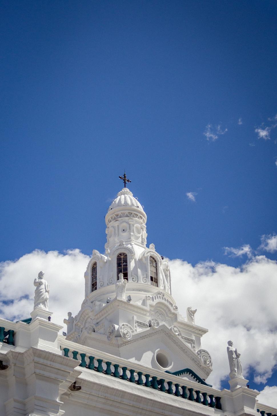 Free Image of White Building With Cross 
