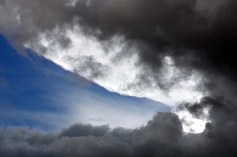 Free Image of Blue and Cloudy Dramatic sky 