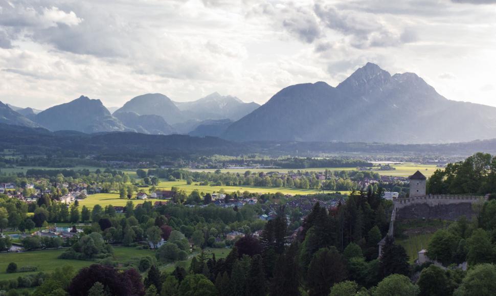 Free Image of Majestic View of a Valley With Mountains 