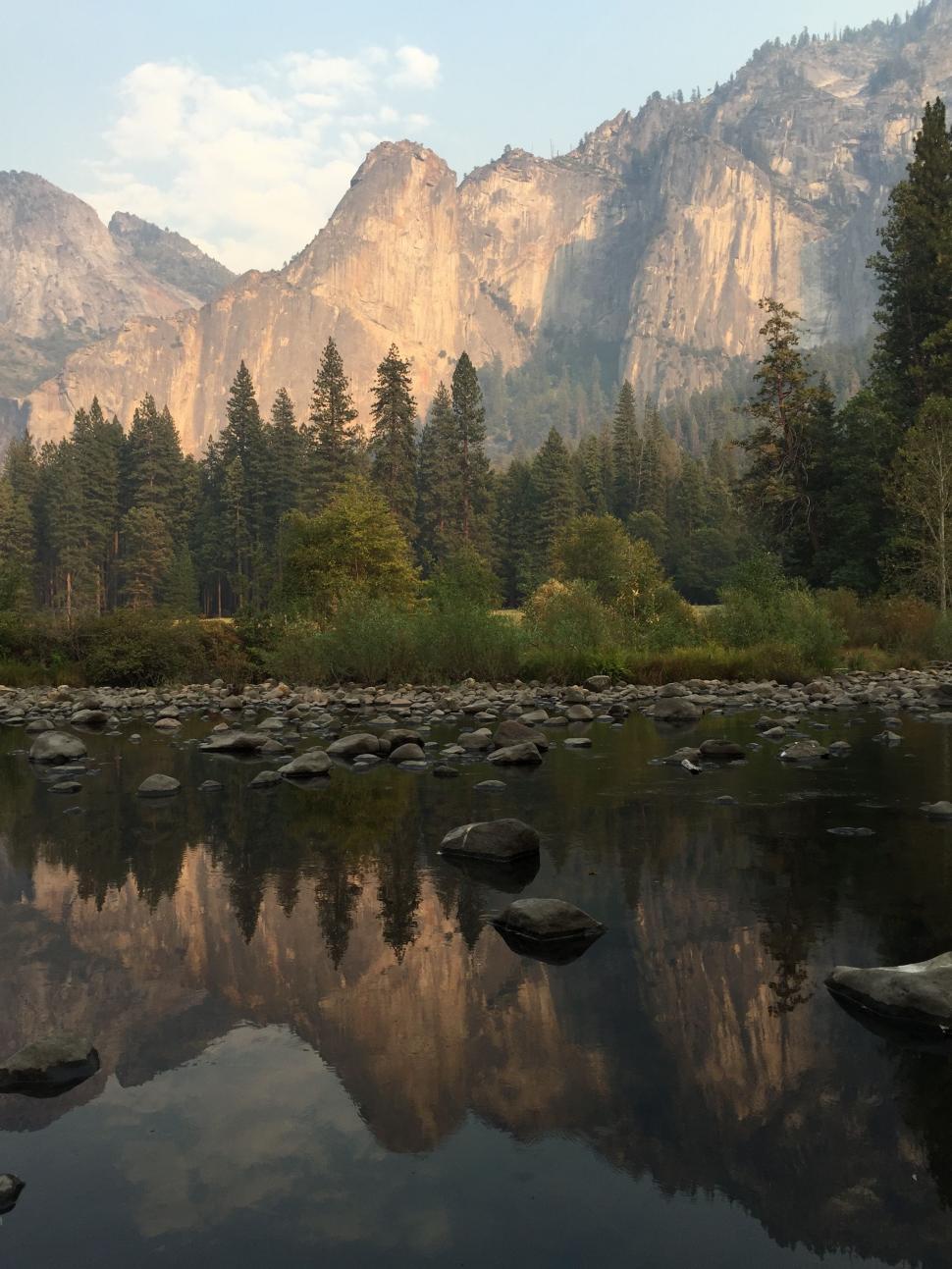 Free Image of Majestic Lake Surrounded by Mountains and Trees 
