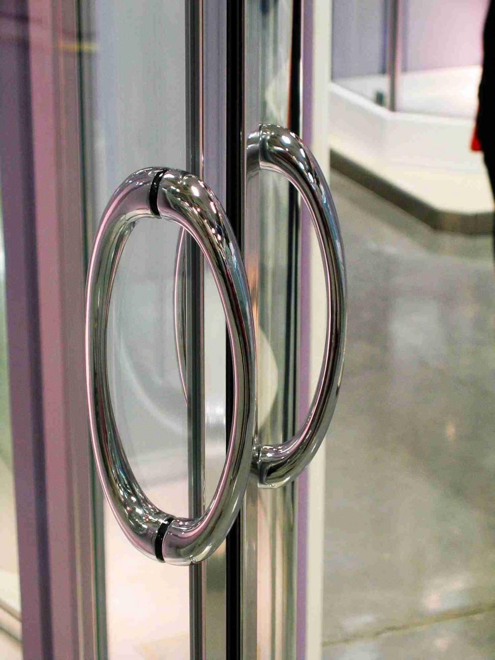 Free Image of Handle of showcase door 