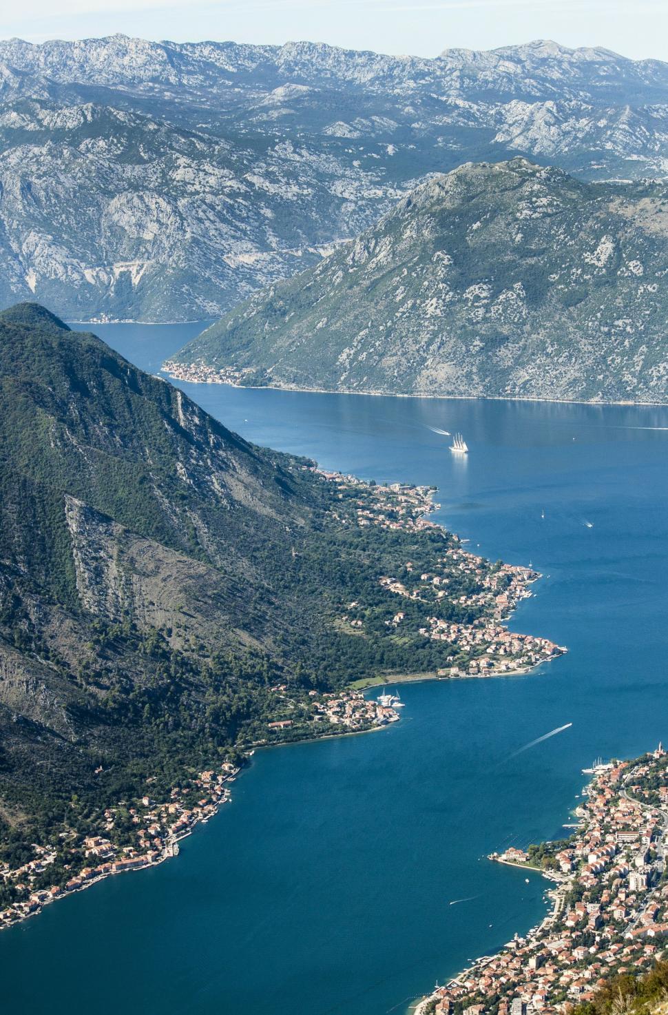 Free Image of Majestic Mountain Lake Surrounded by Peaks 