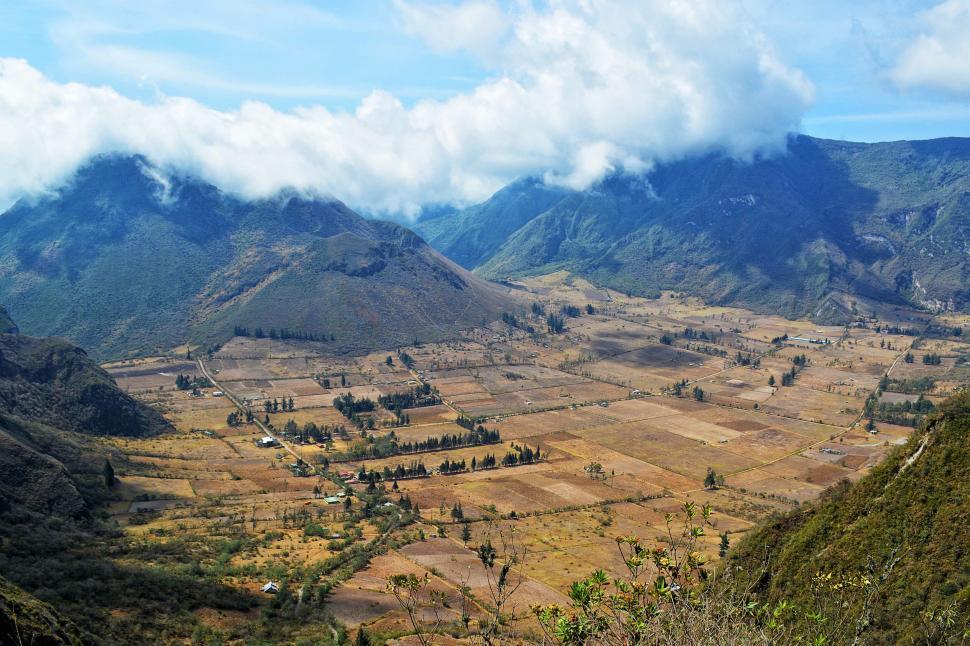 Free Image of Majestic Valley With Mountainous Background 