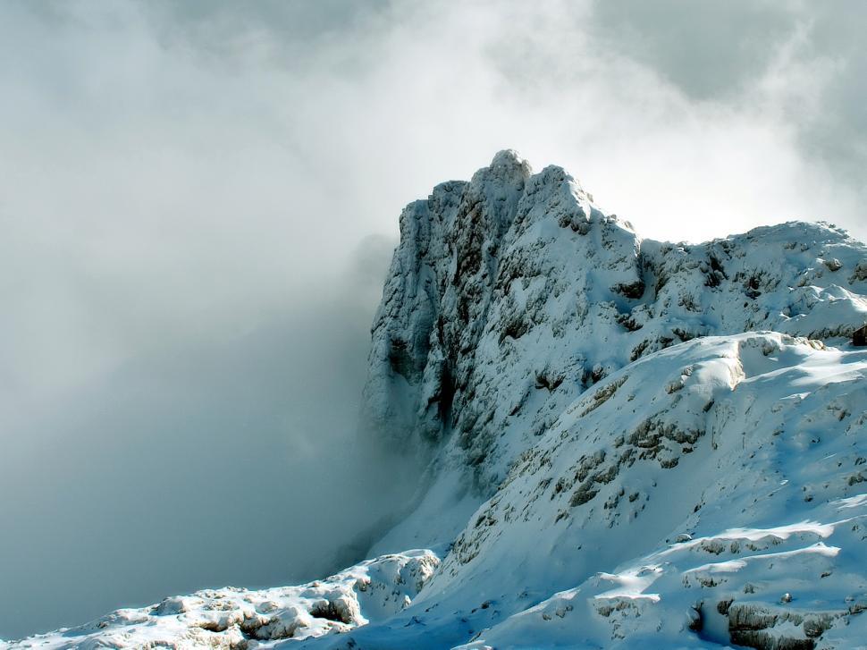 Free Image of Mountain in clouds 