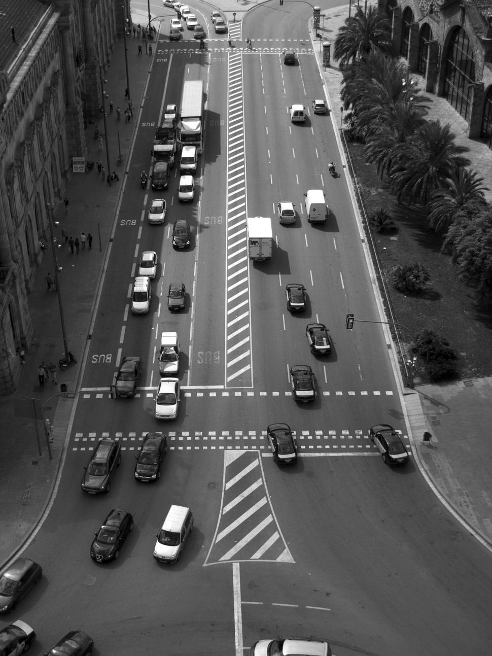 Free Image of Bustling Street in Black and White 