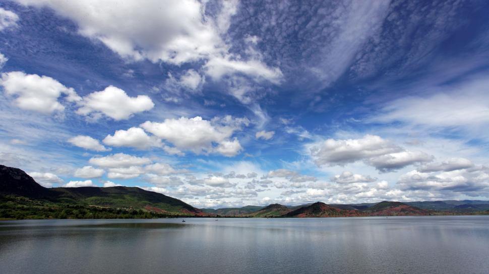 Free Image of Majestic Mountain Lake Surrounded by Peaks 