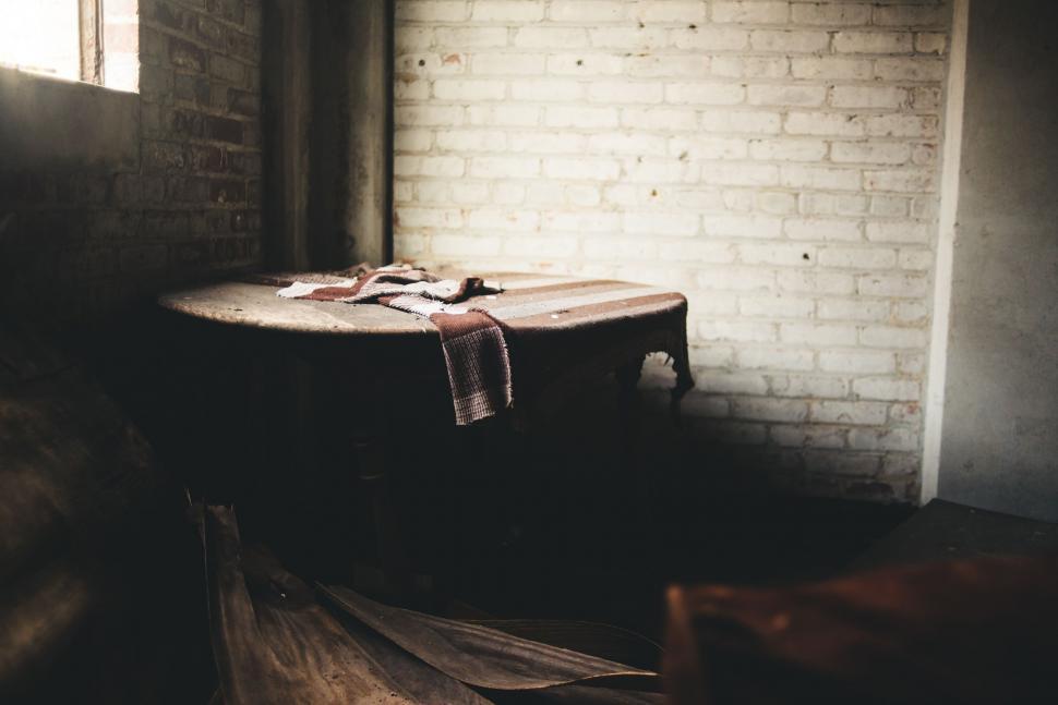 Free Image of Room With a Table and a Chair 