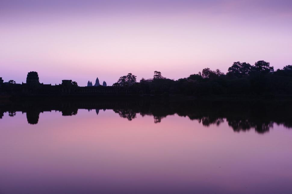 Free Image of Water Body With Trees in Background 