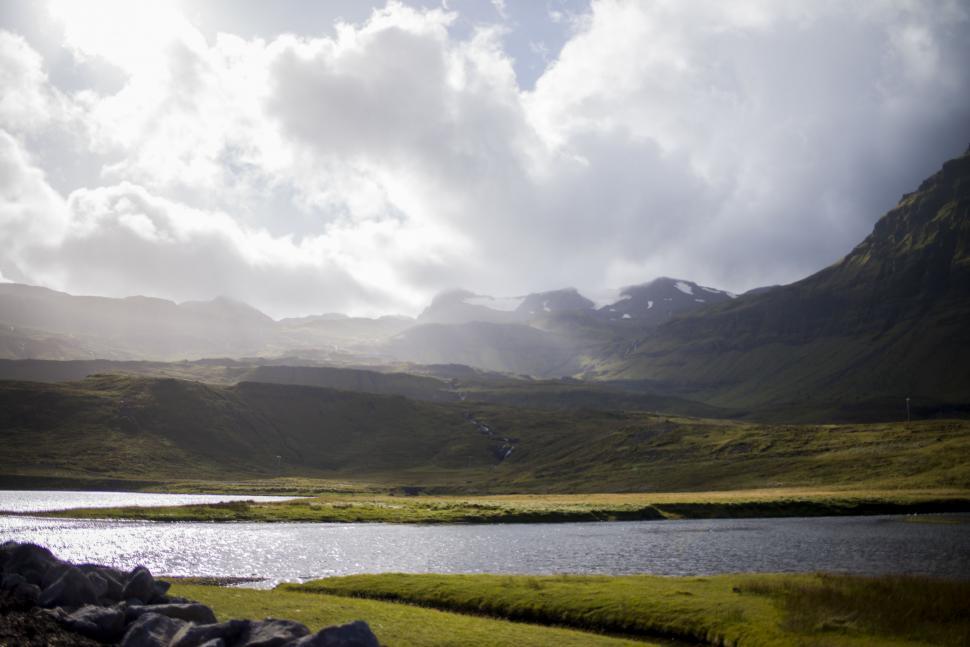 Free Image of Majestic Mountain Lake Surrounded By Peaks 