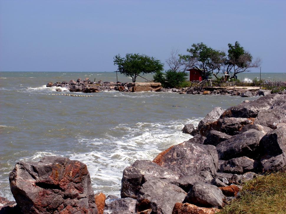 Free Image of Rocky coast Cha Am, Thailand  