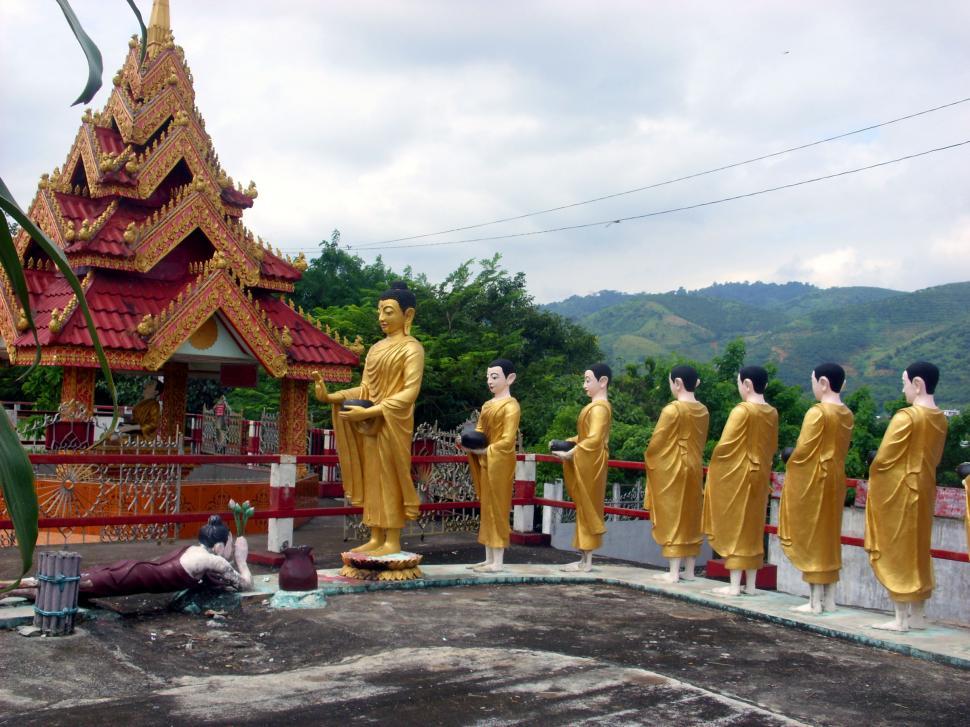 Free Image of Statue of Buddha and followers  