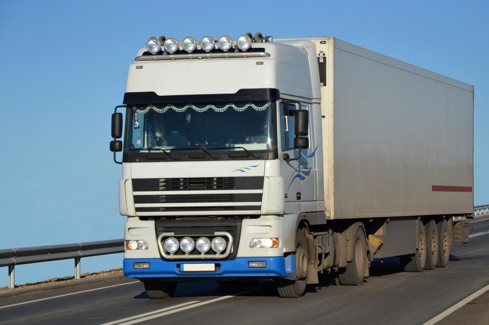 Free Image of DAF lorry with rigid semitrailer 