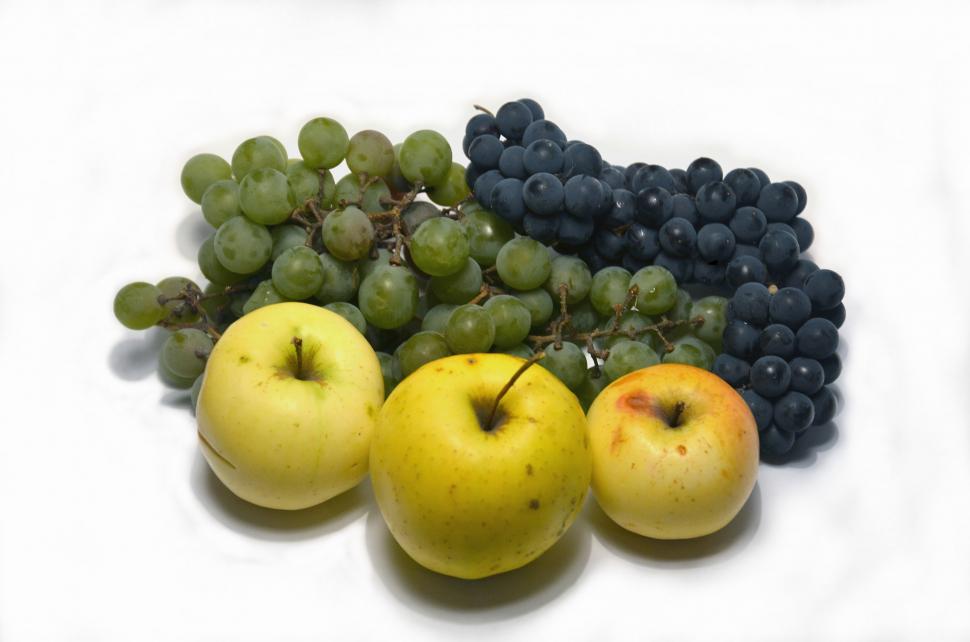 Free Image of Grapes and apples 