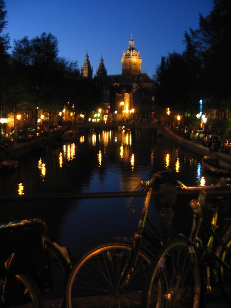Free Image of Paris at night 