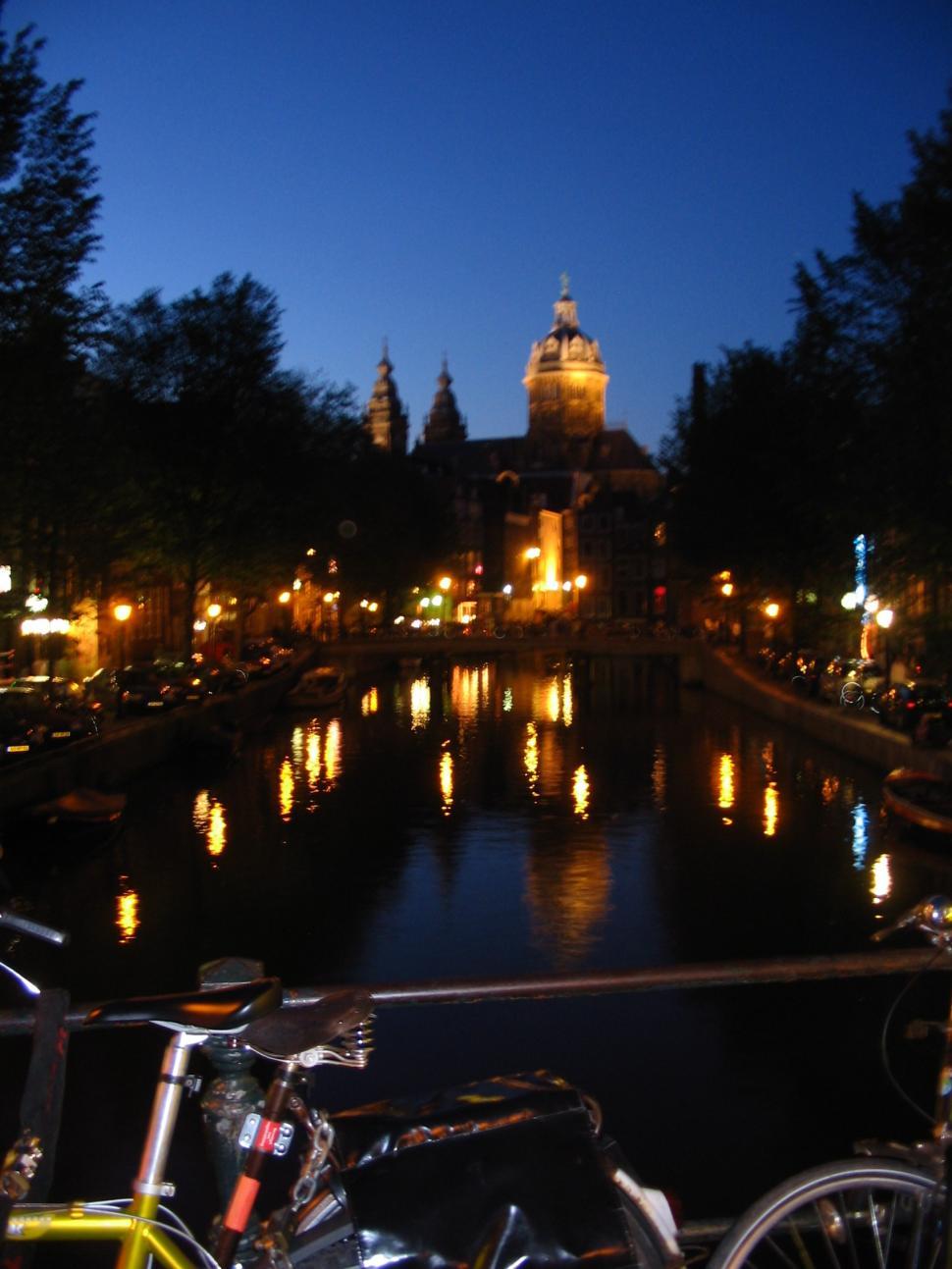 Free Image of Paris at night 