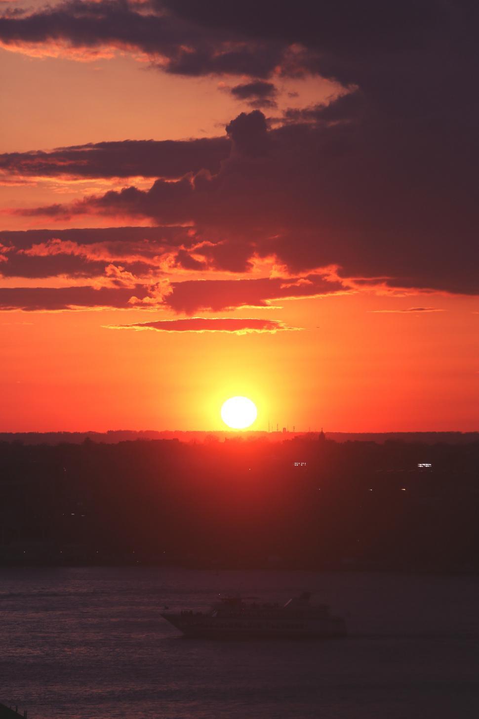 Free Image of Sun Setting Over Water 