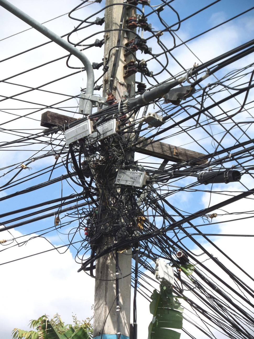 Free Image of Chaotic street cabling 