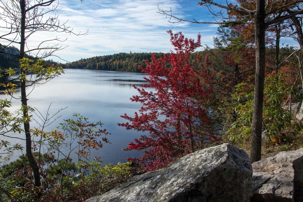 Free Image of Lake Minnewaska In Autumn Colors 