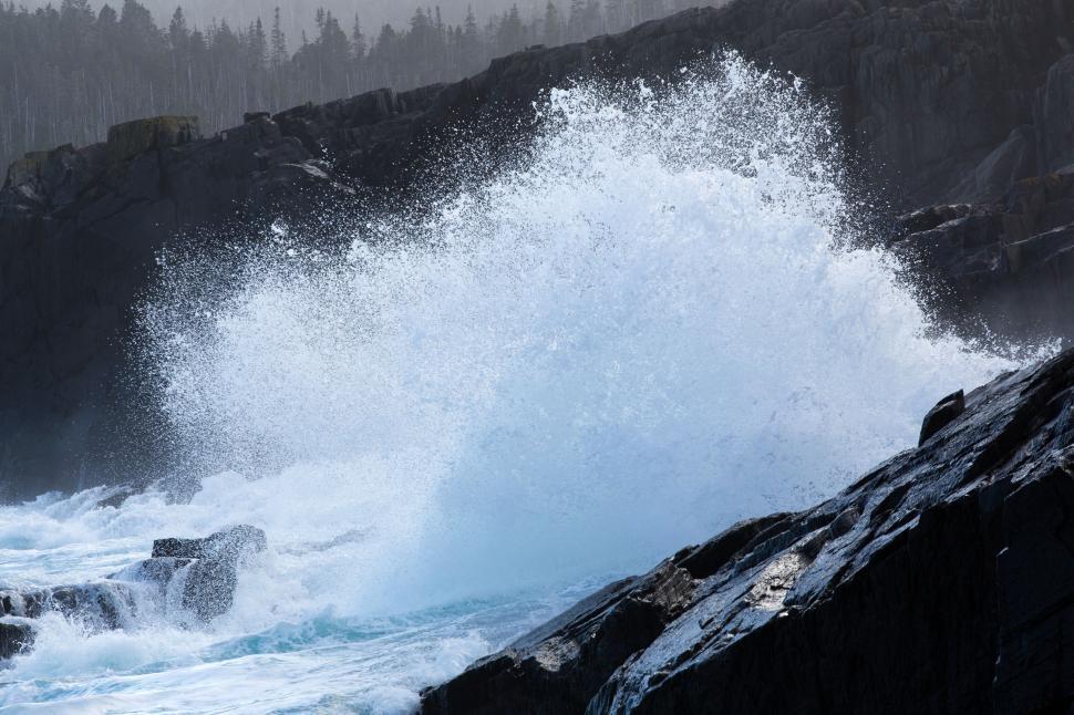 Free Image of Waves crashing on rocks 