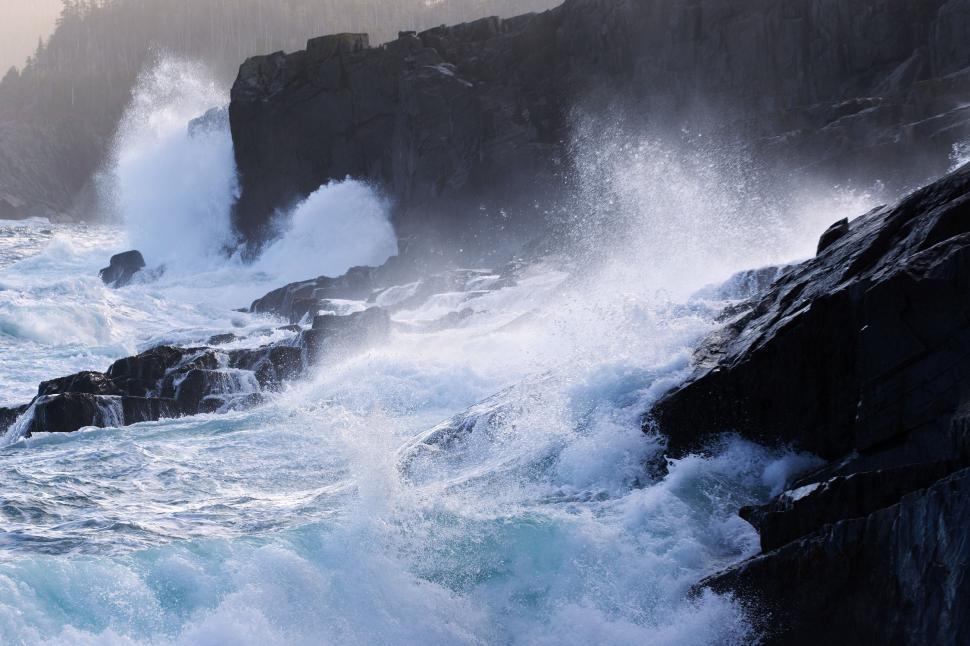 Free Image of Crashing waves 