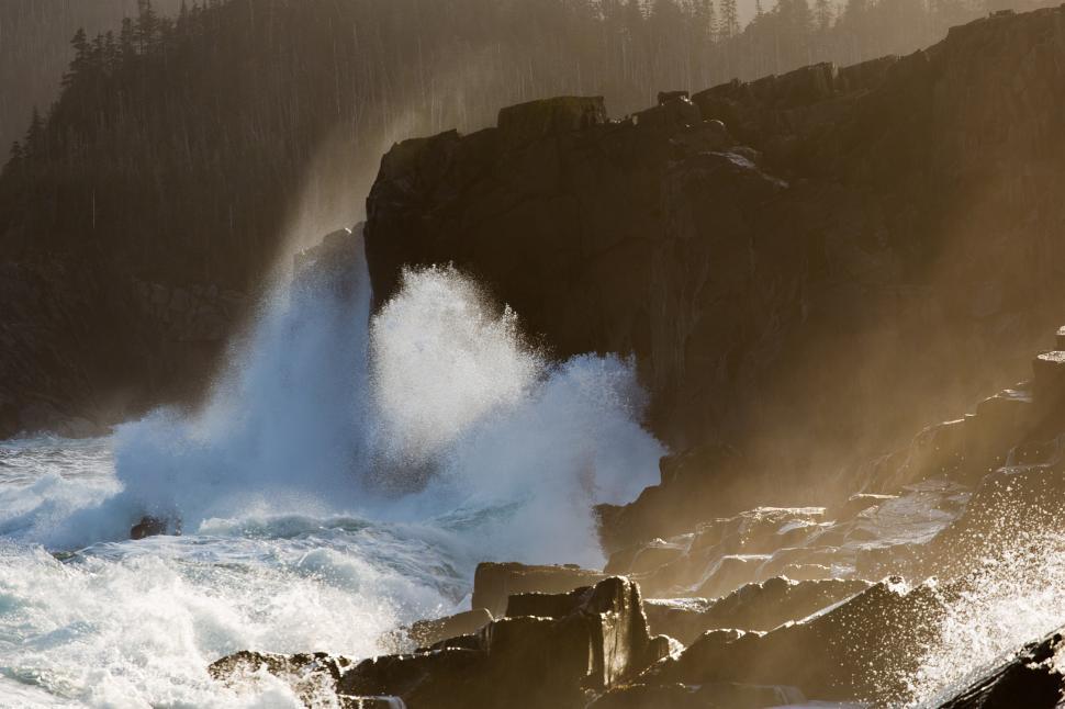 Free Image of Breaking waves 