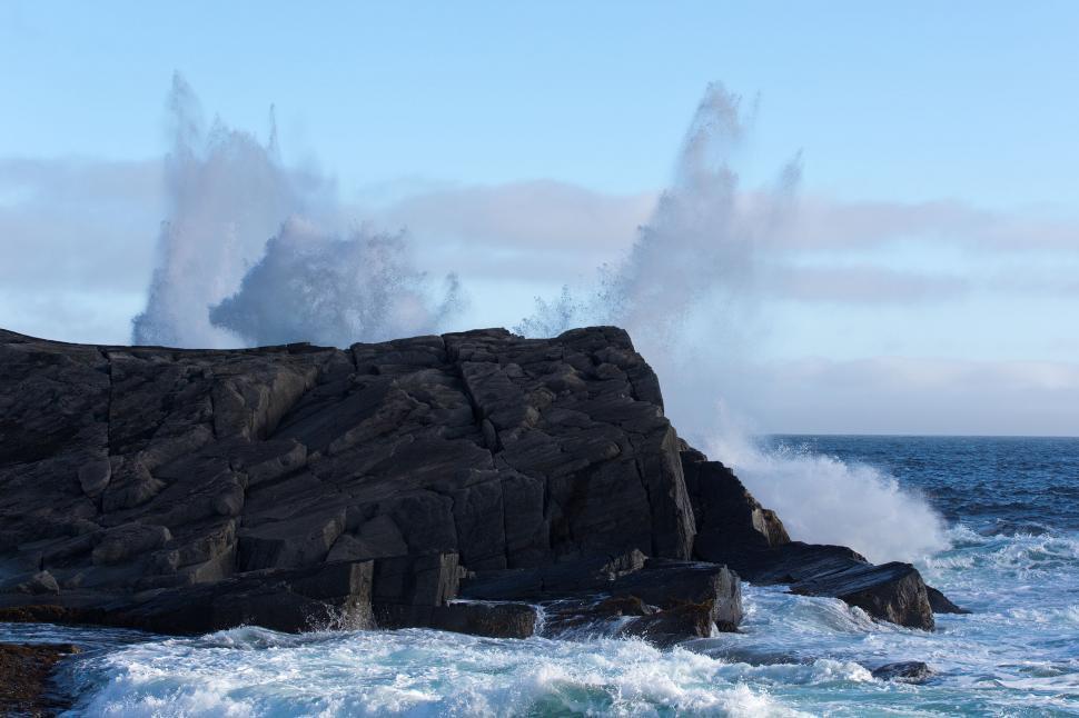 Free Image of Large waves crashing on shoreline 