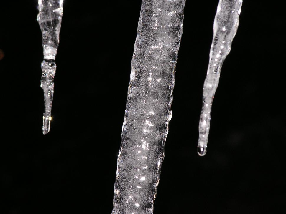 Free Image of Icicles at night 